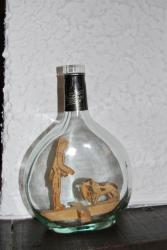 bouteille ancienne avec scène de vie chasseur
